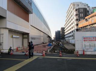 仮設駅舎の跡地では遊歩道の建設が開始された。