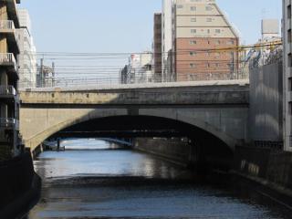 神田川との交差地点。アーチ橋の上にわずかに見える斜めの部分が縦貫線の高架橋。