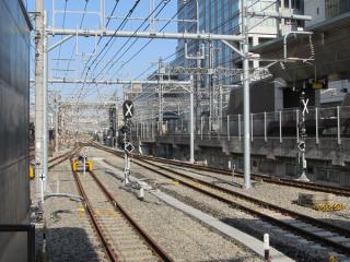 東京駅東海道線ホーム上野方。9・10番線側は出発信号機が付いた。