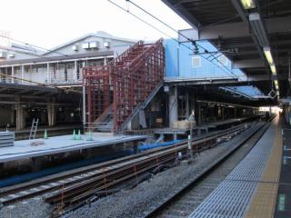 9・10番線横浜寄りで新設中の階段。