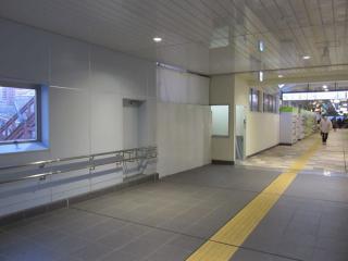 新設中の階段の橋上駅舎内側。暫定的に荷物用エレベータが設置されている。
