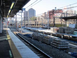 橋上駅舎から改築中の9・10番線ホーム横浜寄りを見る。