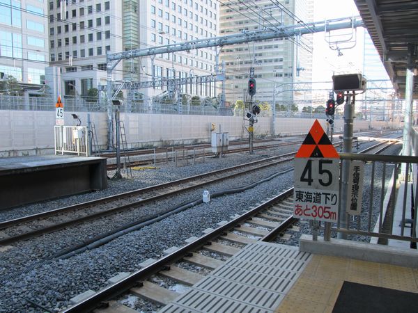 東海道線・横須賀線ホームの横浜寄りの端には徐行予告信号機が設置されている。