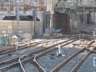 横須賀線下り本線に新設中の渡り線②。奥の東海道線につながる連絡線は撤去され、代わりに渡り線③が設置される。