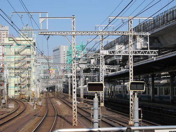 神田駅から高架橋の建設作業を見る。