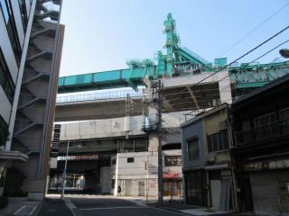 高架下から高架橋の建設作業を見る。桁の降下が完了したところ。