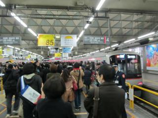 東横線渋谷駅のホームは車止め付近に報道関係者が集結し、ホーム先端には多数の警備員が配置された。