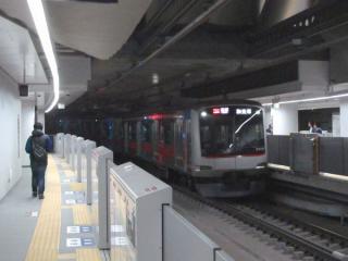 横浜方から5番線に進入する東横線の列車