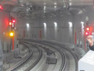4・5番線横浜方の信号設備。黄色は列車種別、橙はホームドア開閉状況、赤は入換信号機。
