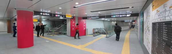 渋谷ヒカリエ2改札口開設に合わせて拡張された地下4階コンコース。右に進むと既存の半蔵門線乗り換え通路に通じる
