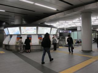 渋谷ヒカリエ2改札口の自動券売機。円筒形に並べられている。