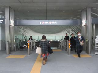渋谷ヒカリエ2改札口から地下4階に降りる階段・エスカレータ。