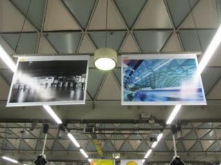 ホーム頭上には鉄道写真家・中井精也氏が撮影した渋谷駅の写真が掲げられた。