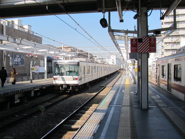 ホーム延長が進む菊名駅。副都心線と入れ替わりで直通運転が廃止される日比谷線03系が発車。