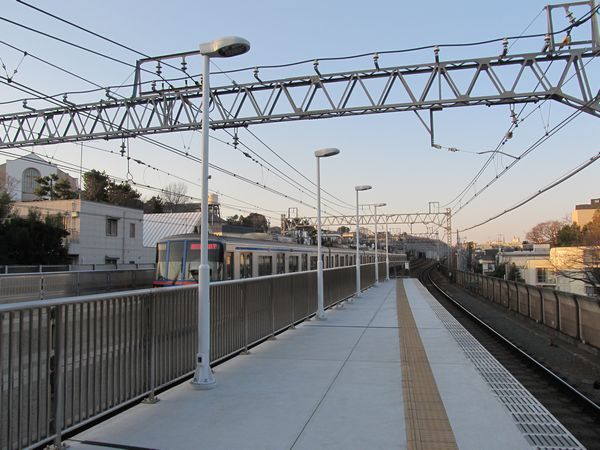 照明器具が取り付けられた多摩川駅。車掌用モニターは未設置。