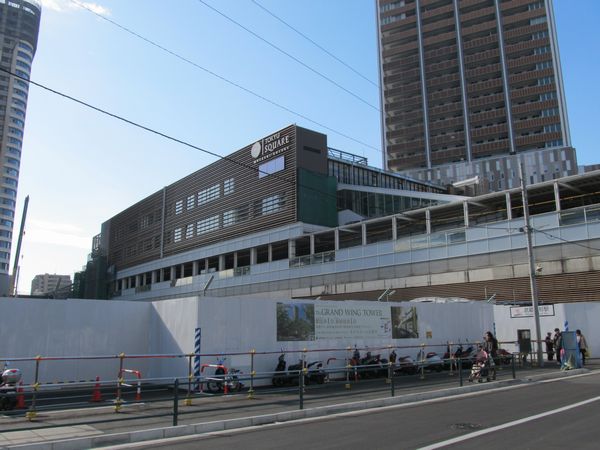 建設がほぼ完了した武蔵小杉東急スクエア。手前の囲いの中には地下駐輪場が完成した。