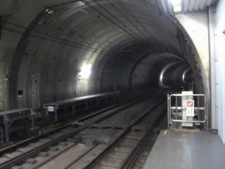 新高島駅の渋谷側。線路とシールドトンネルの壁との間のわずかな空間にホームを造っている。