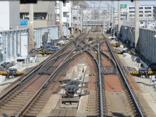 菊名駅の渋谷方の本線上に設置された10両編成折り返し用のシーサスクロッシング。