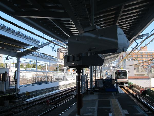 屋根の設置がほぼ完了した中目黒駅渋谷方。車掌用ITVは屋根から吊り下げる形に変更された。