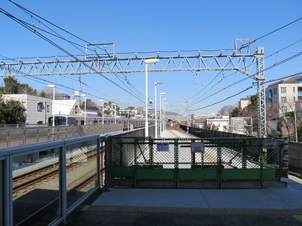 多摩川駅渋谷方の延長部分。放送用スピーカーや駅名標が取り付けられた。