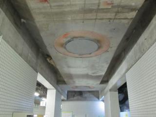 コンクリートの添え柱が設置された部分は鋼管柱が切断・撤去された。