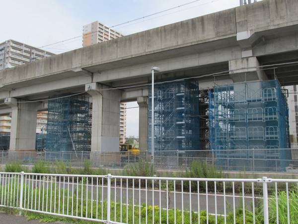 守谷駅のつくば方で行われている入出庫線複線化用の橋脚の新設工事。